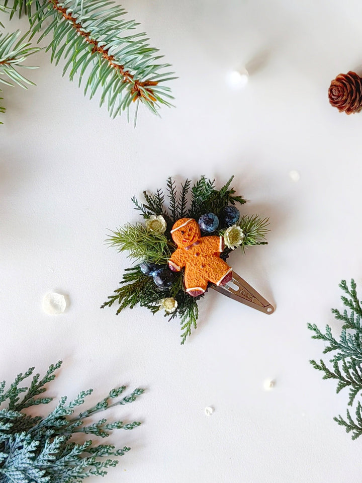 Gingerbread Christmas Hair Clip for Girl – Holiday Hair Accessory & Cute Xmas Gift – handmade floral hair accessory by magaela