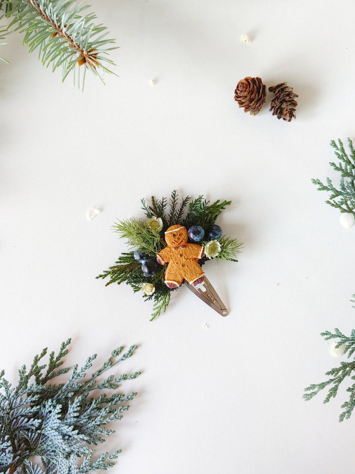 Gingerbread Christmas Hair Clip for Girl – Holiday Hair Accessory & Cute Xmas Gift – handmade floral hair accessory by magaela