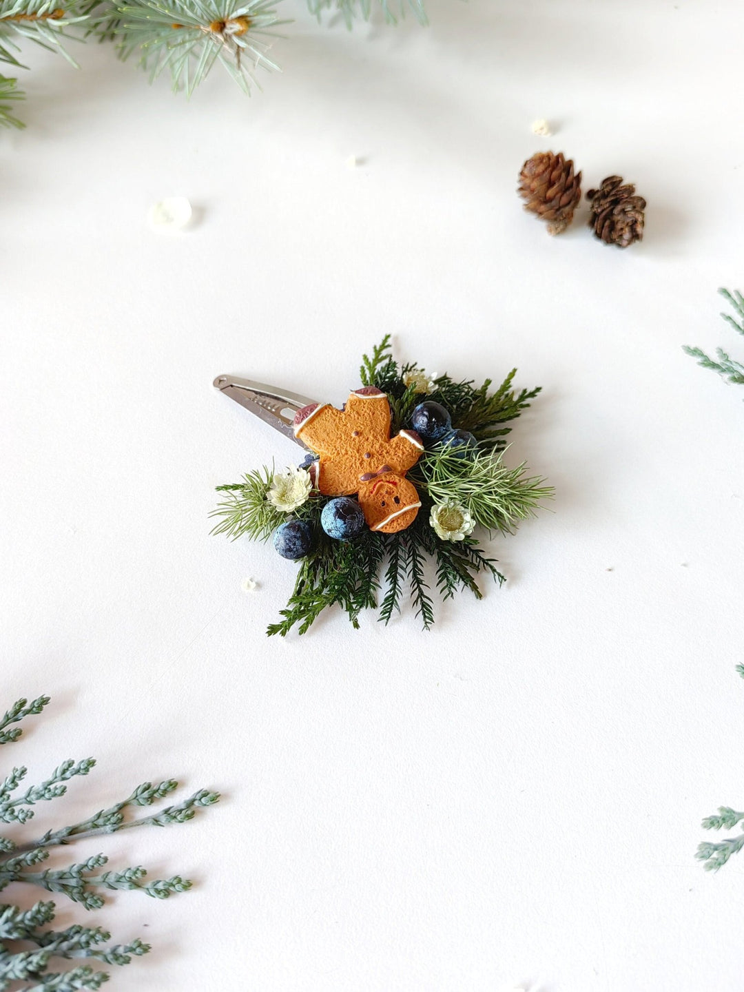 Gingerbread Christmas Hair Clip for Girl – Holiday Hair Accessory & Cute Xmas Gift – handmade floral hair accessory by magaela