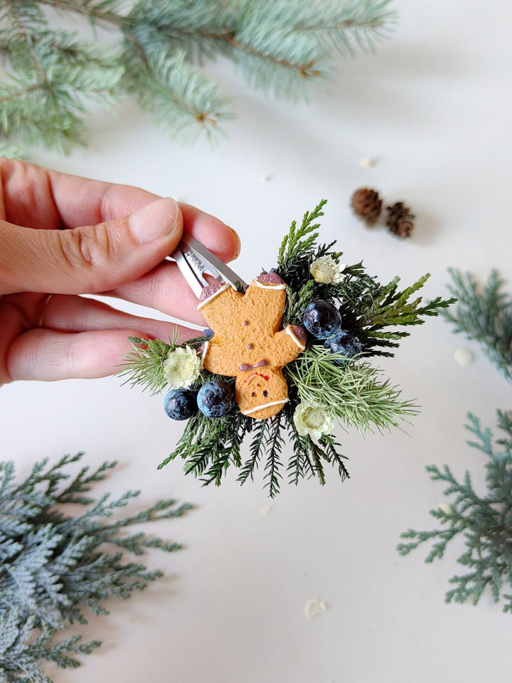 Gingerbread Christmas Hair Clip for Girl – Holiday Hair Accessory & Cute Xmas Gift – handmade floral hair accessory by magaela