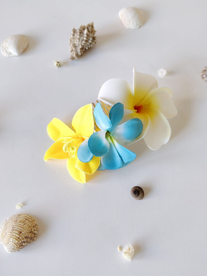 Plumeria Flower Hair Comb: Tropical Beach Wedding Headpiece – handmade floral hair accessory by magaela
