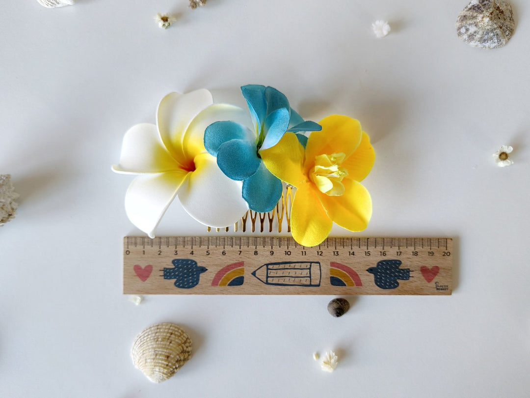 Plumeria Flower Hair Comb: Tropical Beach Wedding Headpiece – handmade floral hair accessory by magaela