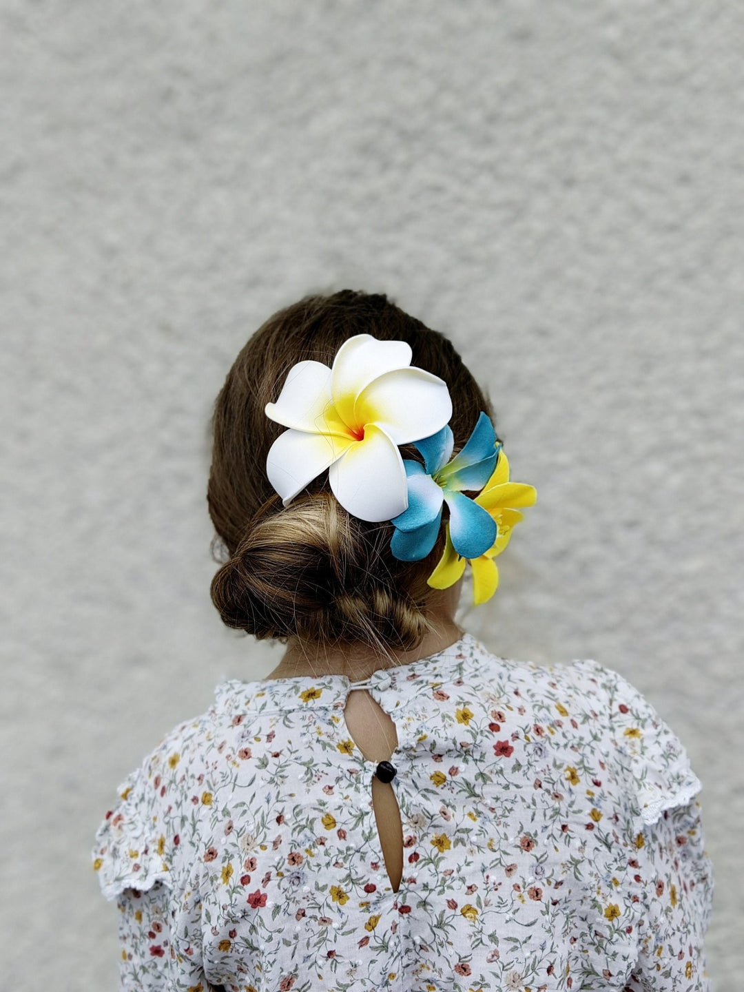 Plumeria Flower Hair Comb: Tropical Beach Wedding Headpiece – handmade floral hair accessory by magaela