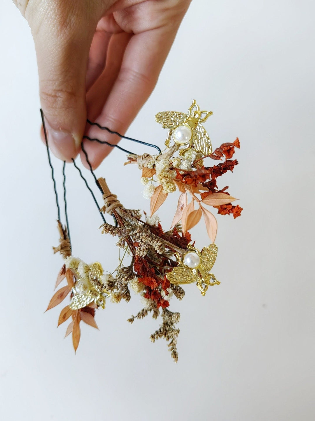 Terracotta Flower Hairpins with Gold Bees: Boho Wedding Headpiece – handmade floral hair accessory by magaela