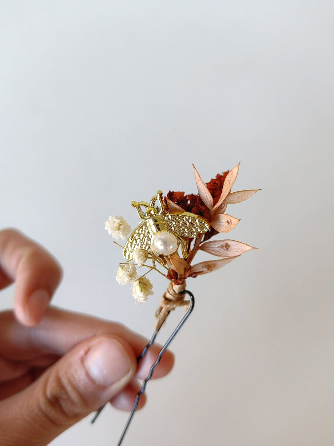 Terracotta Flower Hairpins with Gold Bees: Boho Wedding Headpiece – handmade floral hair accessory by magaela