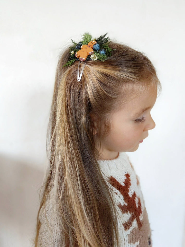Gingerbread Christmas Hair Clip for Girl – Holiday Hair Accessory & Cute Xmas Gift – handmade floral hair accessory by magaela