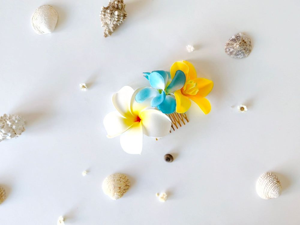 Plumeria Flower Hair Comb: Tropical Beach Wedding Headpiece – handmade floral hair accessory by magaela