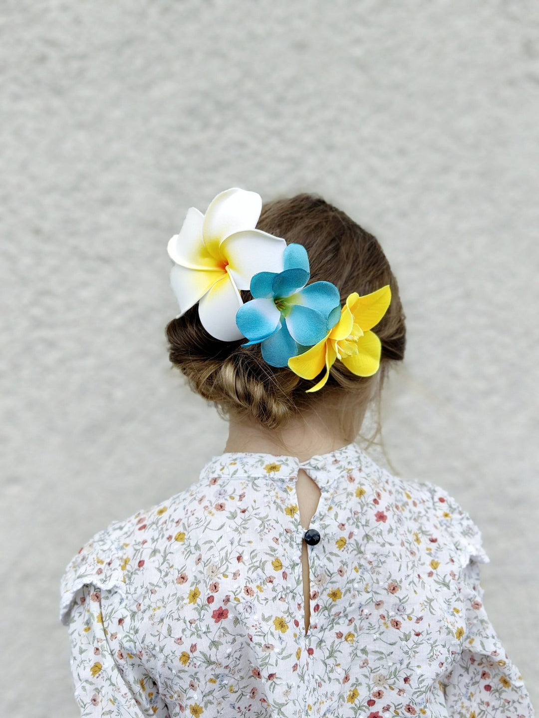 Plumeria Flower Hair Comb: Tropical Beach Wedding Headpiece – handmade floral hair accessory by magaela