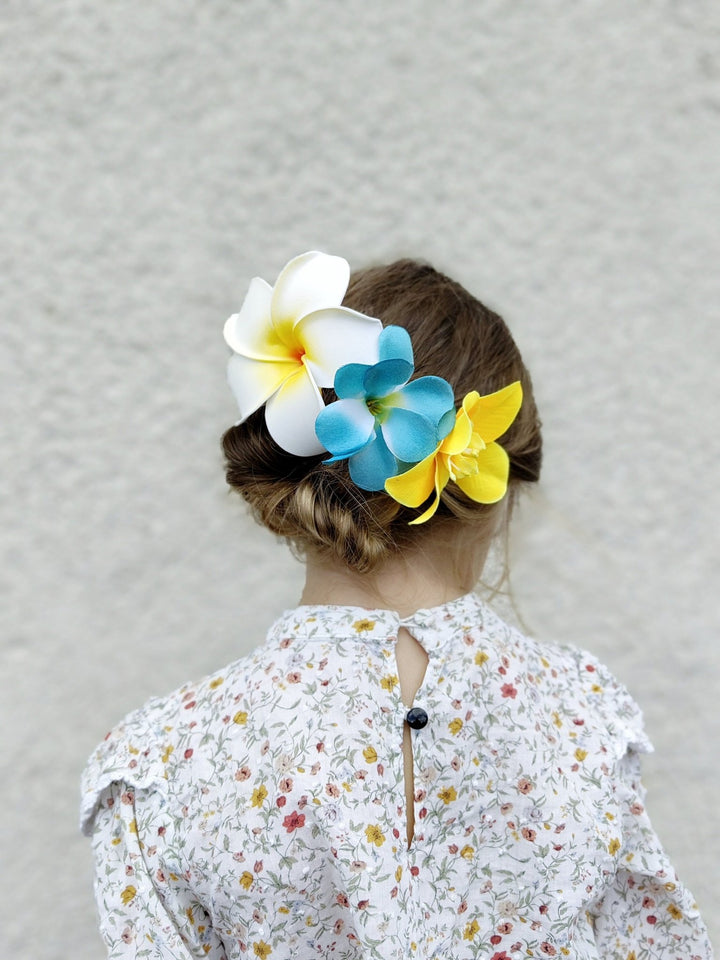 Plumeria Flower Hair Comb: Tropical Beach Wedding Headpiece – handmade floral hair accessory by magaela