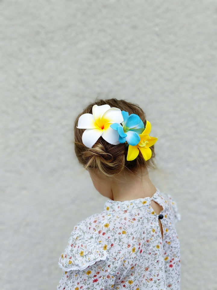 Plumeria Flower Hair Comb: Tropical Beach Wedding Headpiece – handmade floral hair accessory by magaela