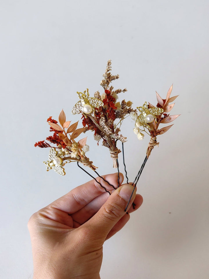 Terracotta Flower Hairpins with Gold Bees: Boho Wedding Headpiece – handmade floral hair accessory by magaela