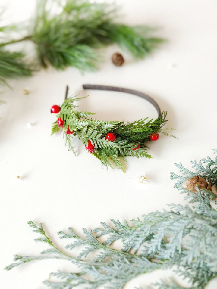 Christmas Woodland Headband with Red Berries – Green Winter Hair Crown for Girls & Adults | Holiday Bridal Accessory Gift – handmade floral hair accessory by magaela