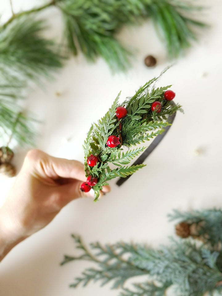 Christmas Woodland Headband with Red Berries – Green Winter Hair Crown for Girls & Adults | Holiday Bridal Accessory Gift – handmade floral hair accessory by magaela