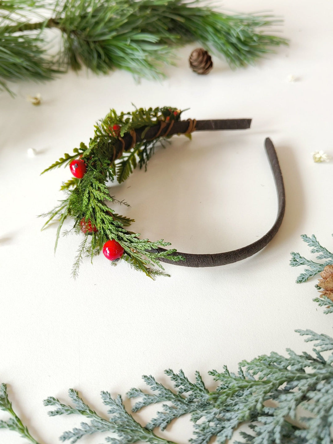 Christmas Woodland Headband with Red Berries – Green Winter Hair Crown for Girls & Adults | Holiday Bridal Accessory Gift – handmade floral hair accessory by magaela