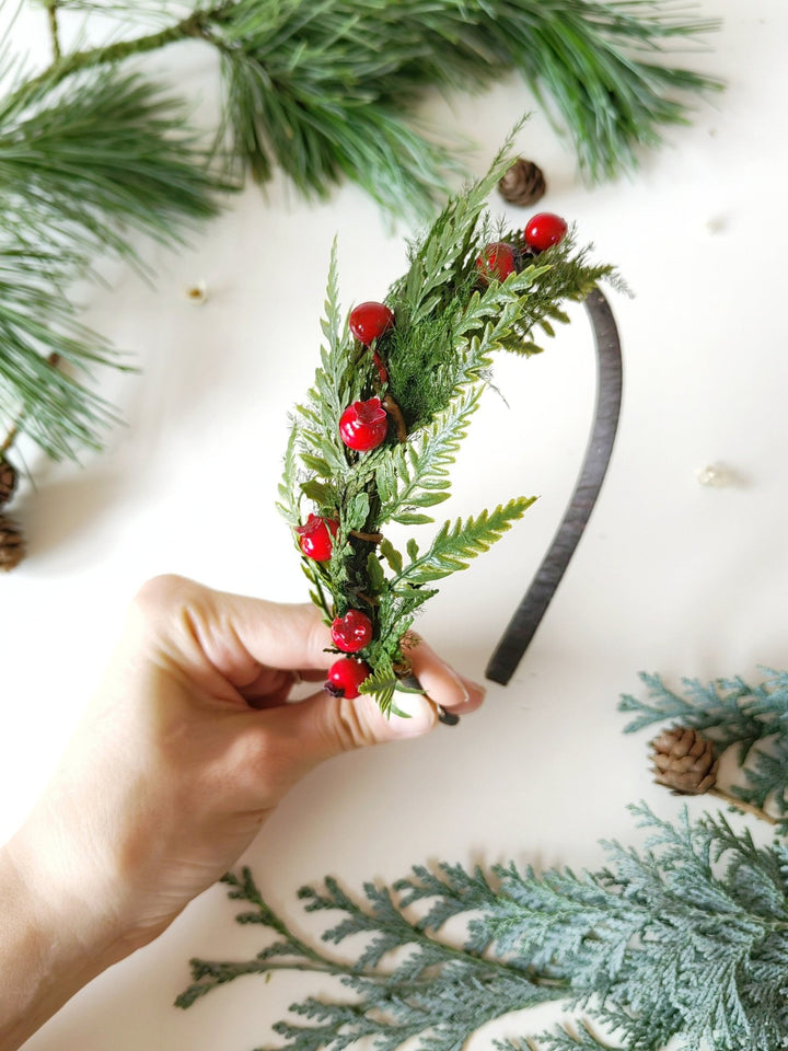 Christmas Woodland Headband with Red Berries – Green Winter Hair Crown for Girls & Adults | Holiday Bridal Accessory Gift – handmade floral hair accessory by magaela