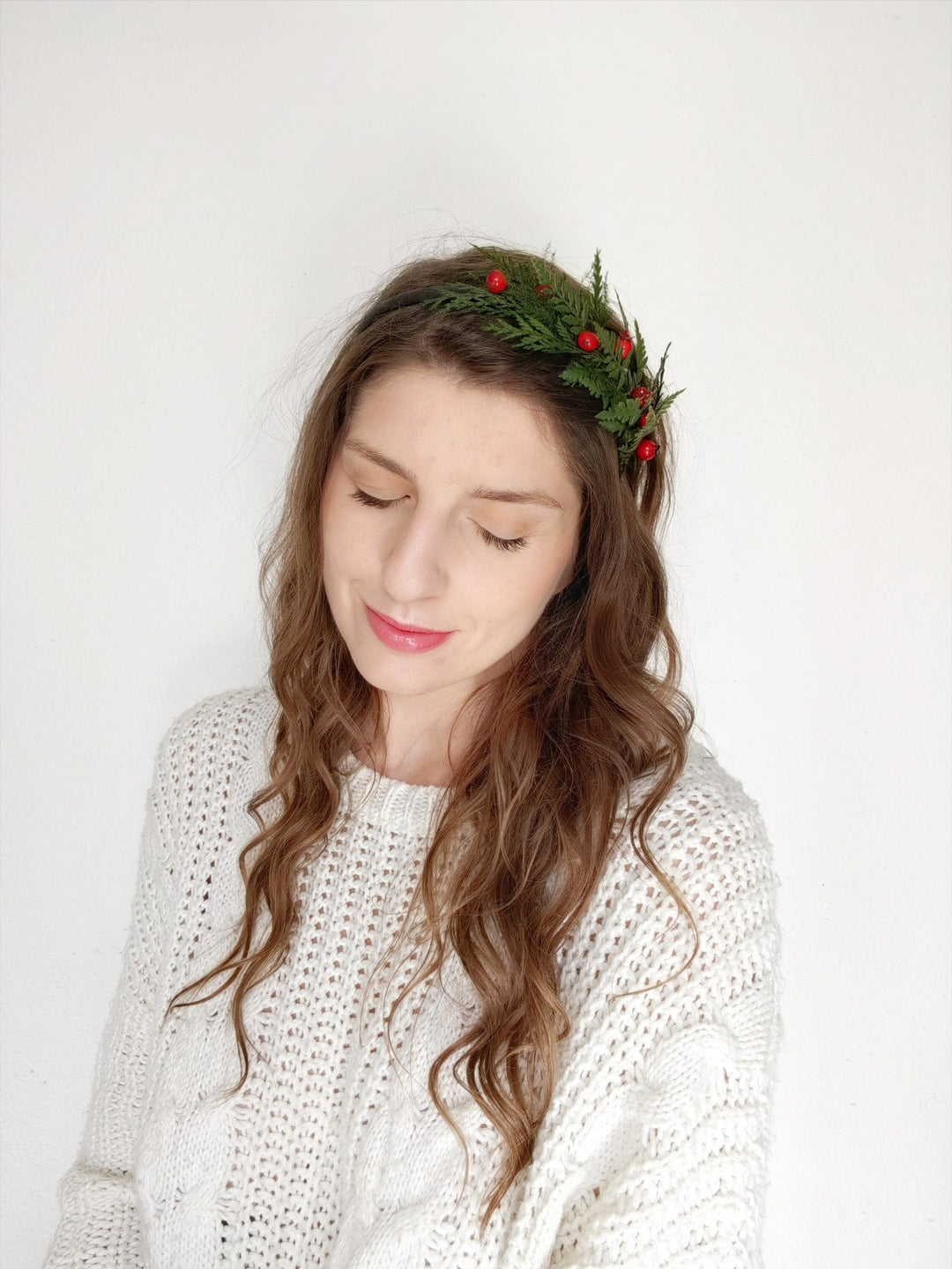 Christmas Woodland Headband with Red Berries – Green Winter Hair Crown for Girls & Adults | Holiday Bridal Accessory Gift – handmade floral hair accessory by magaela