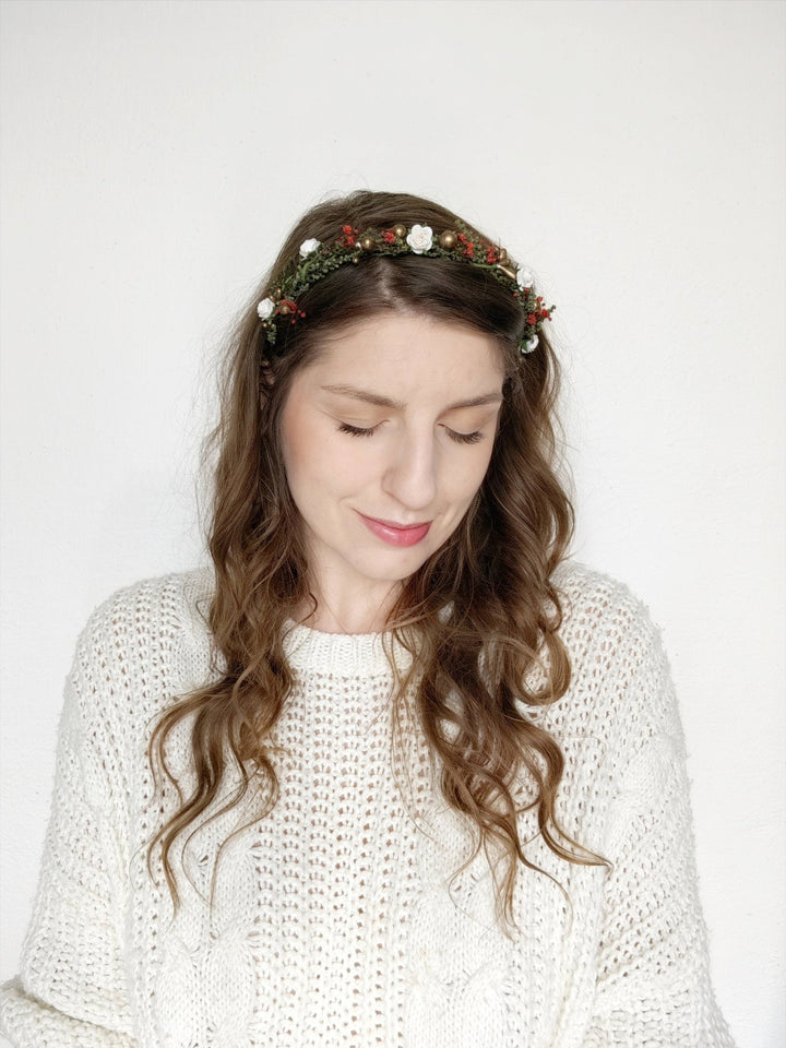Vintage Christmas Flower Headband: Cottagecore Xmas Party Crown – handmade floral hair accessory by magaela