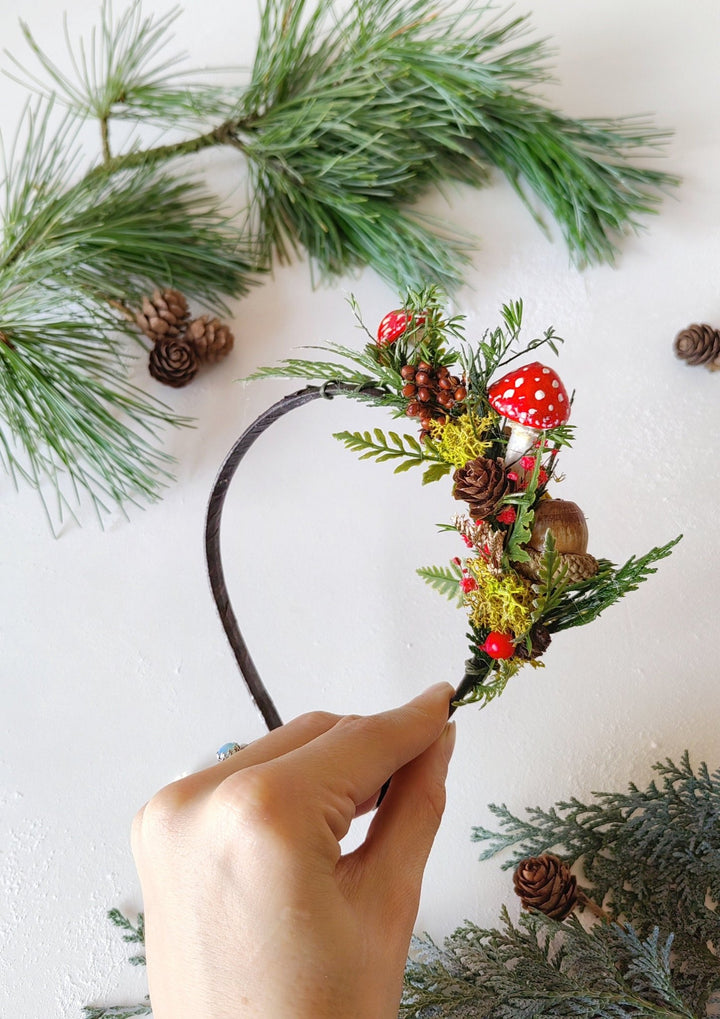 Christmas Woodland Headband: Mushroom, Acorn & Pine Cone Headpiece – handmade floral hair accessory by magaela