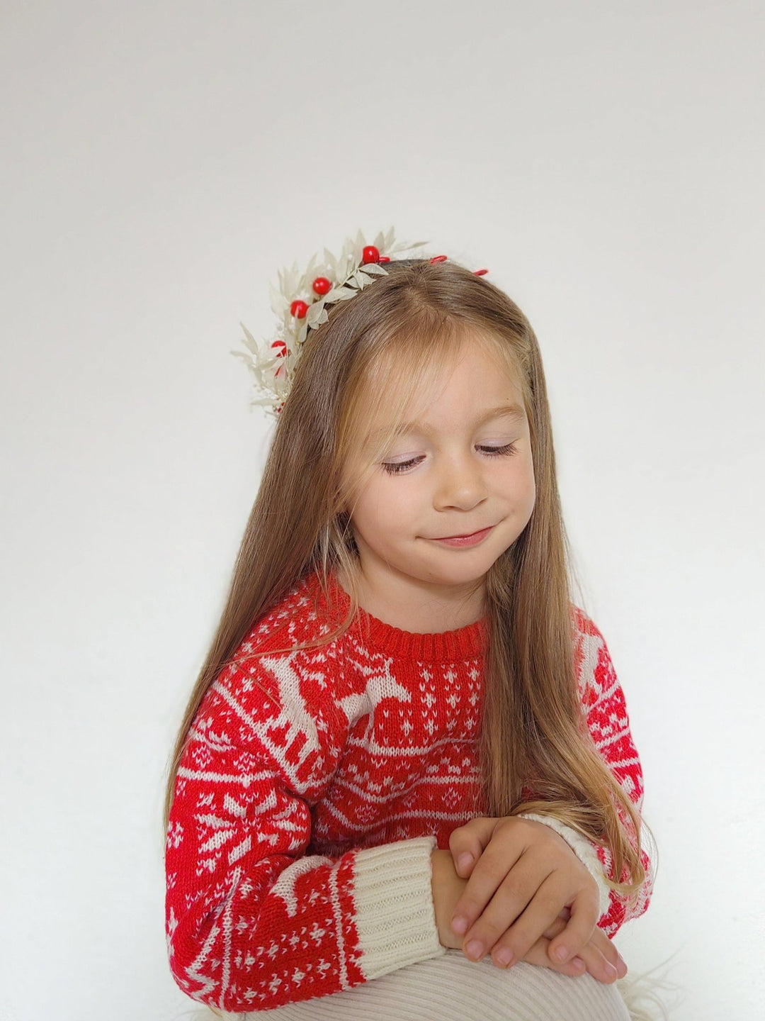 Winter Flower Headband: Red Berries & Preserved Floral Headpiece – handmade floral hair accessory by magaela