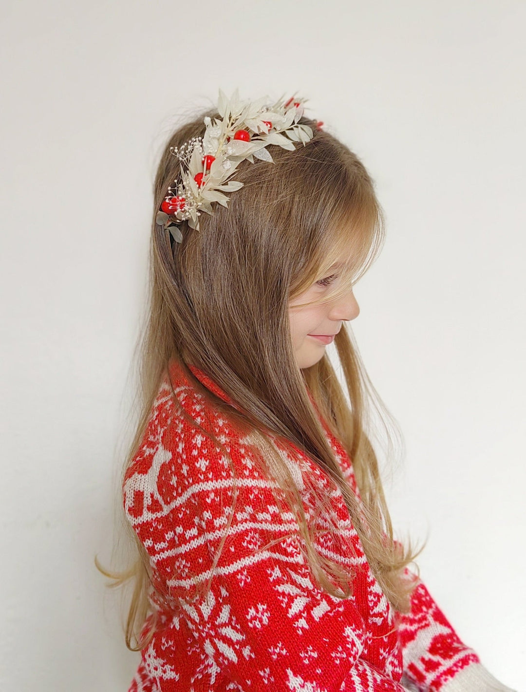 Winter Flower Headband: Red Berries & Preserved Floral Headpiece – handmade floral hair accessory by magaela
