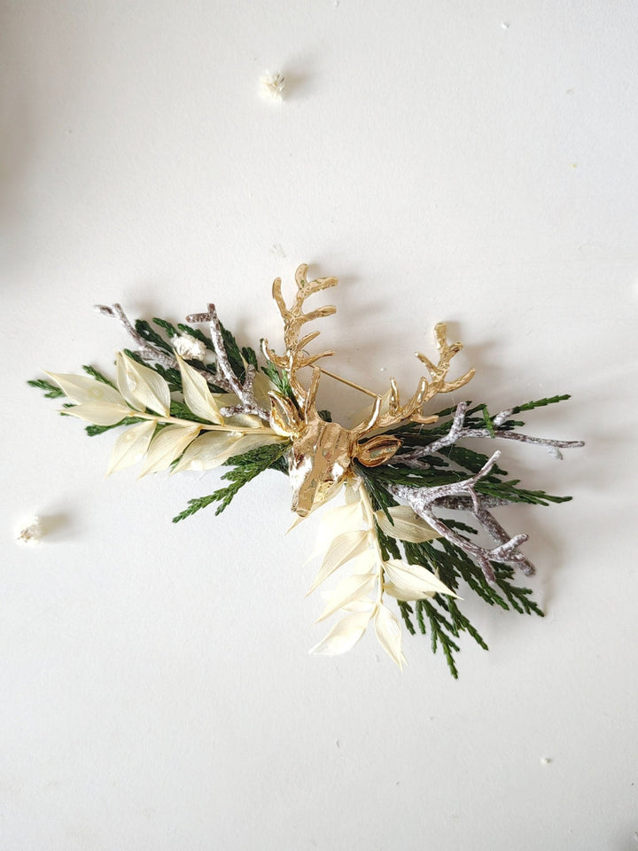 Christmas Deer Brooch: Handmade Winter Coat Jewelry – handmade floral hair accessory by magaela