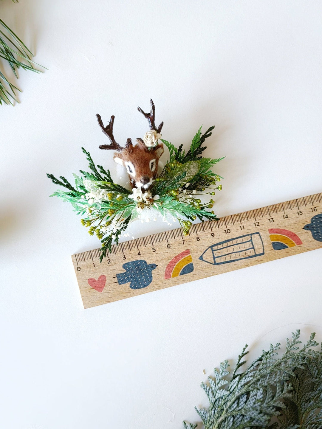 Deer Christmas Brooch: Handmade Winter Coat Jewelry – handmade floral hair accessory by magaela
