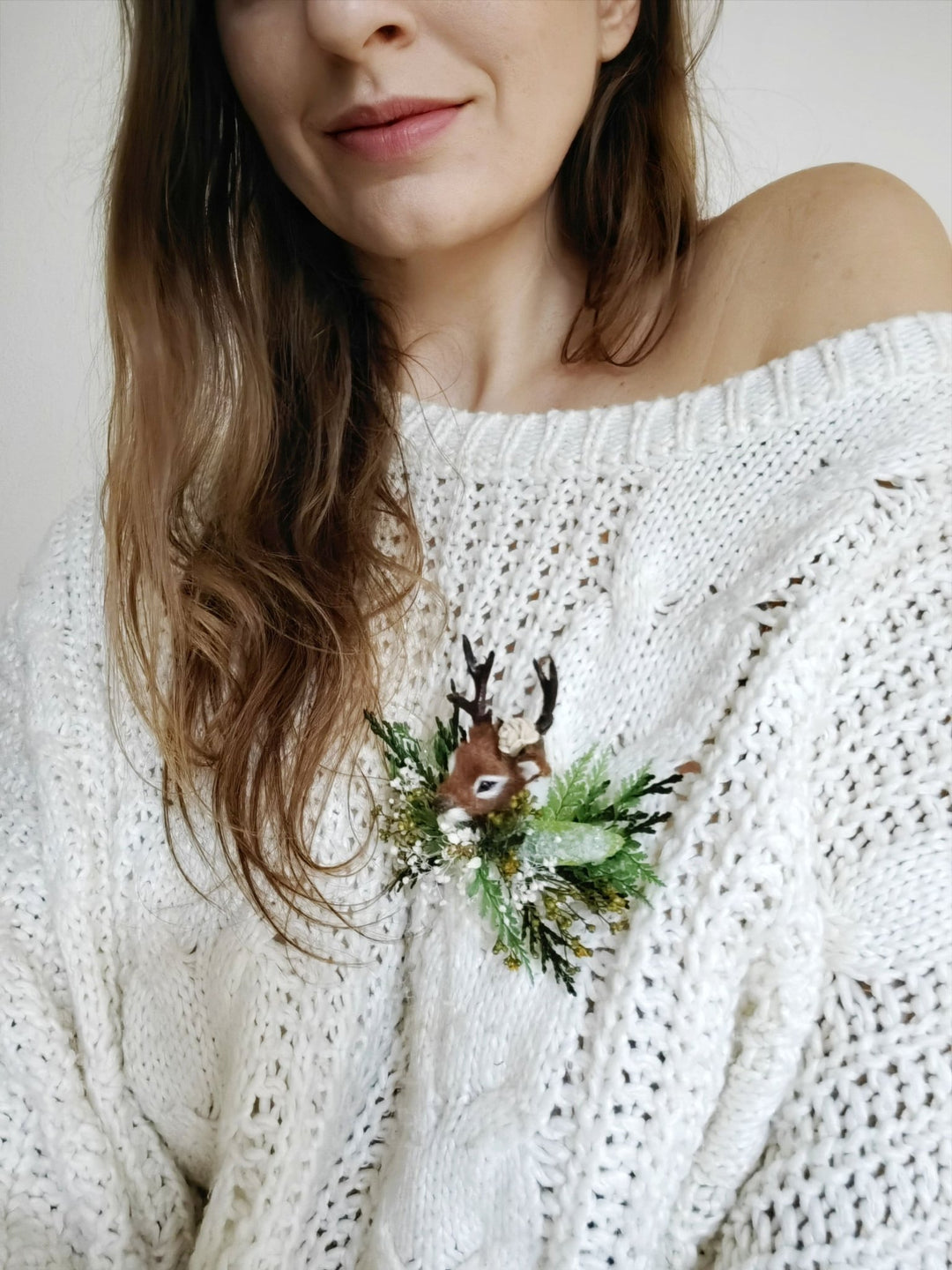 Deer Christmas Brooch: Handmade Winter Coat Jewelry – handmade floral hair accessory by magaela