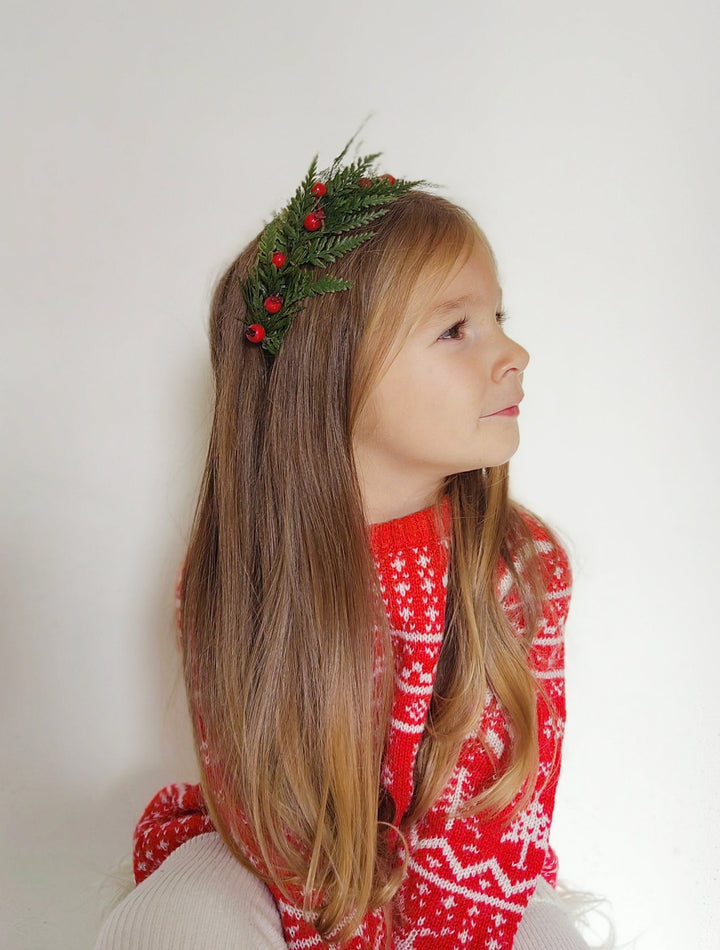 Christmas Woodland Headband with Red Berries – Green Winter Hair Crown for Girls & Adults | Holiday Bridal Accessory Gift – handmade floral hair accessory by magaela