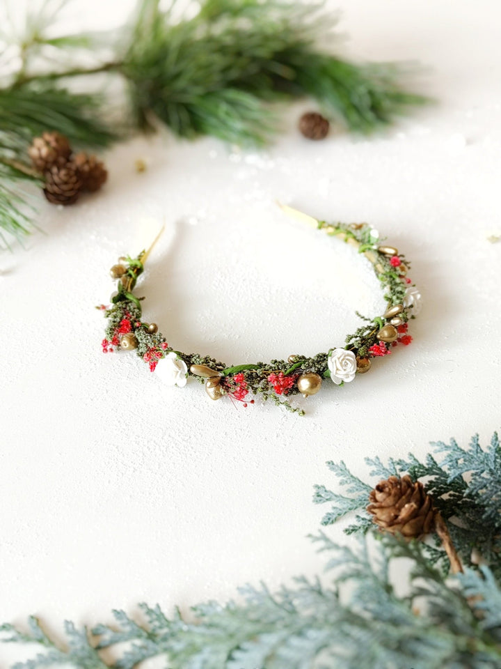 Vintage Christmas Flower Headband: Cottagecore Xmas Party Crown – handmade floral hair accessory by magaela