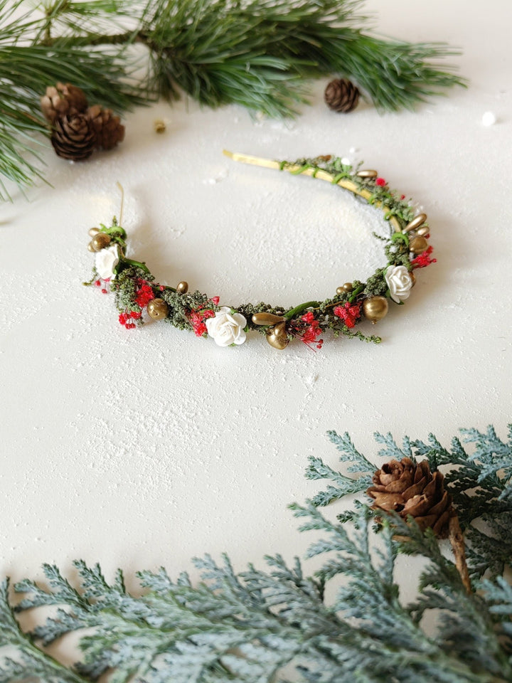 Vintage Christmas Flower Headband: Cottagecore Xmas Party Crown – handmade floral hair accessory by magaela