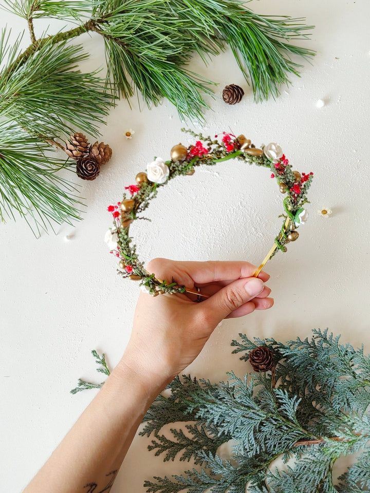 Vintage Christmas Flower Headband: Cottagecore Xmas Party Crown – handmade floral hair accessory by magaela