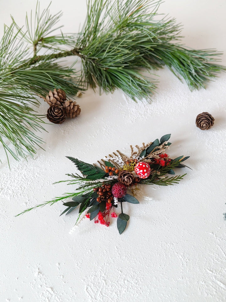 Toadstool Hair Comb: Woodland Christmas Headpiece with Pine Cones – handmade floral hair accessory by magaela