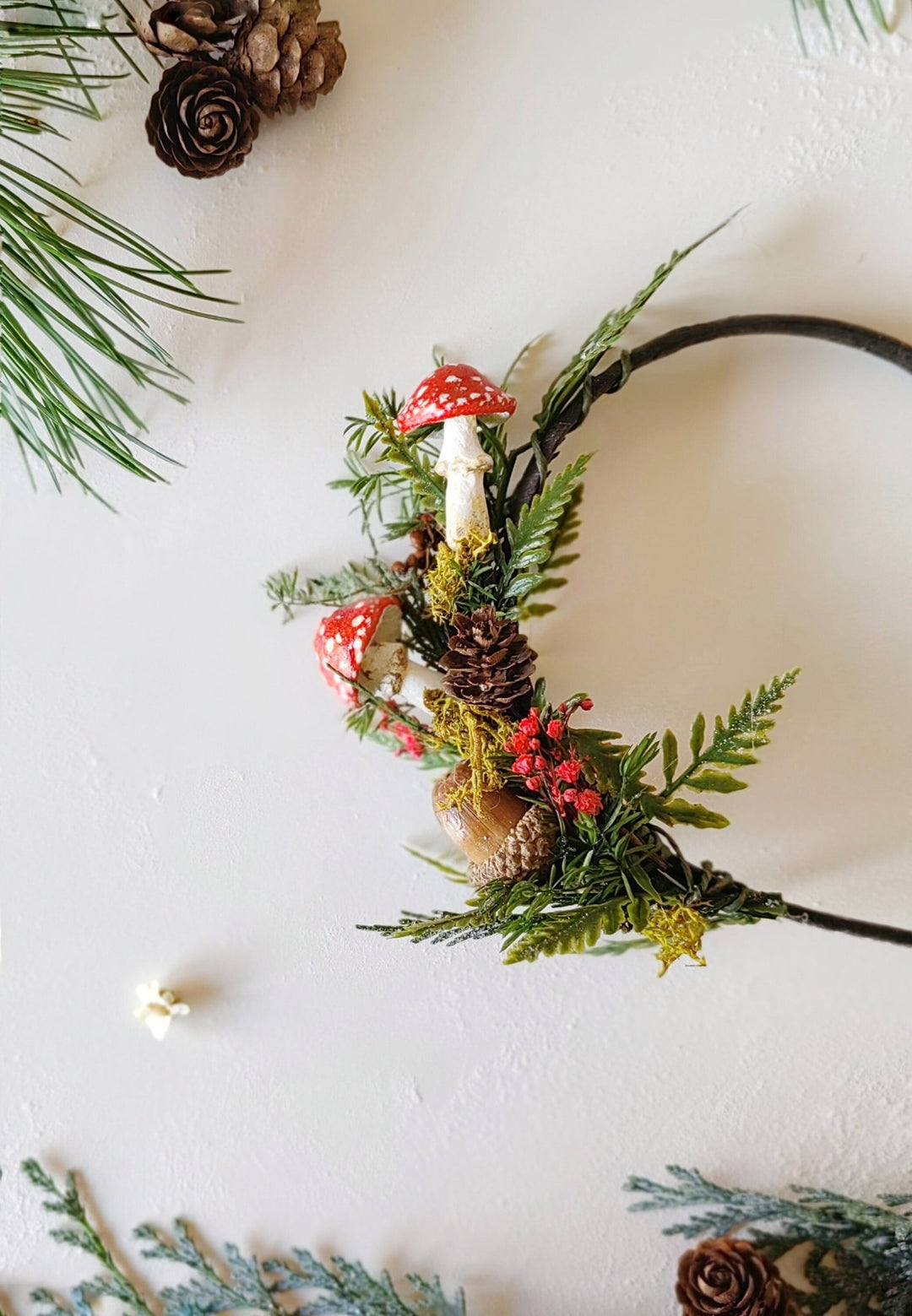Christmas Woodland Headband: Mushroom, Acorn & Pine Cone Headpiece – handmade floral hair accessory by magaela
