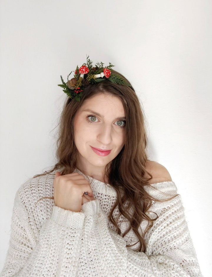 Christmas Woodland Headband: Mushroom, Acorn & Pine Cone Headpiece – handmade floral hair accessory by magaela