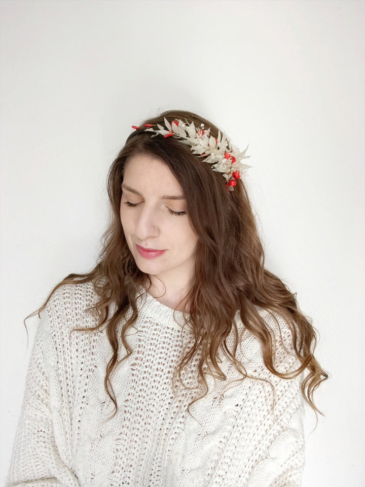 Winter Flower Headband: Red Berries & Preserved Floral Headpiece – handmade floral hair accessory by magaela