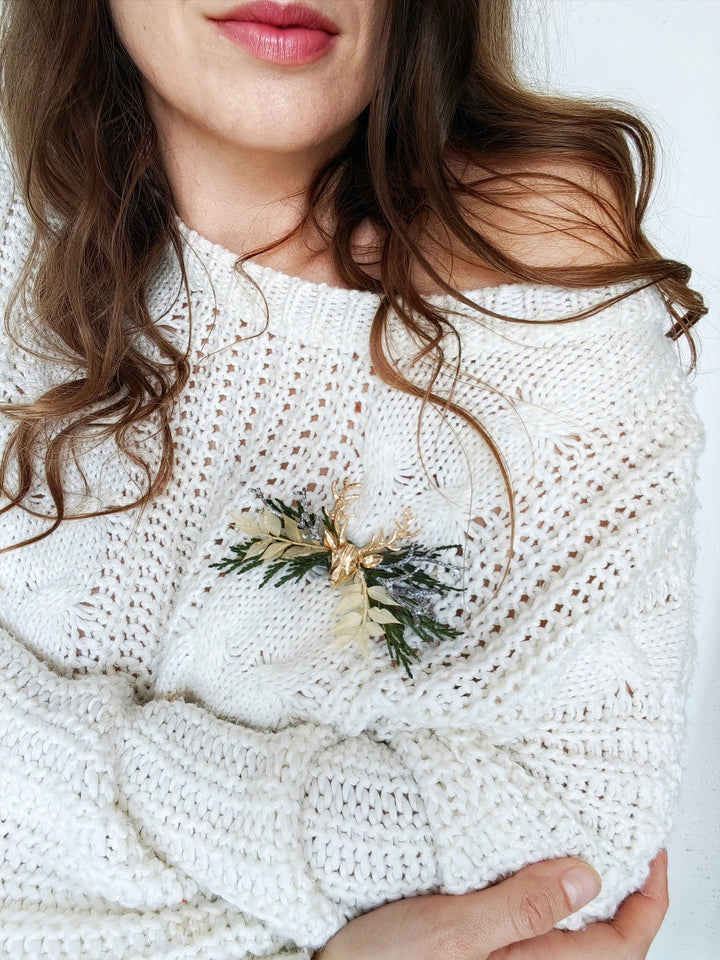 Christmas Deer Brooch: Handmade Winter Coat Jewelry – handmade floral hair accessory by magaela