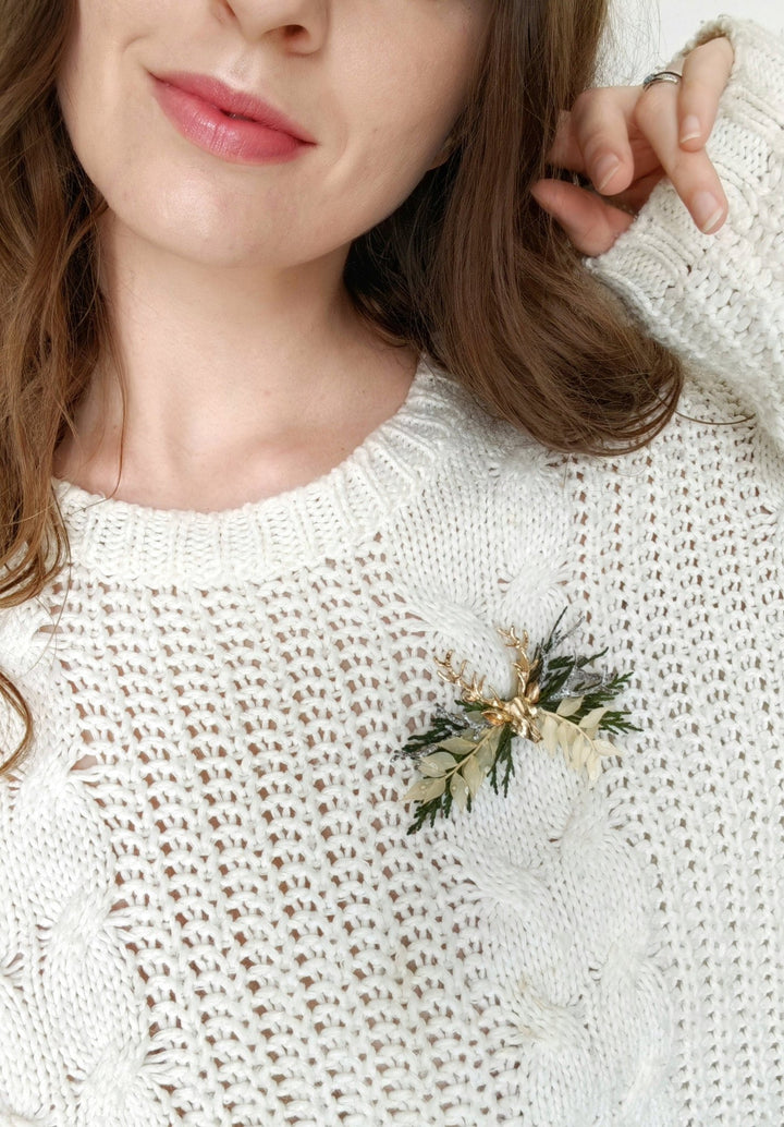 Christmas Deer Brooch: Handmade Winter Coat Jewelry – handmade floral hair accessory by magaela
