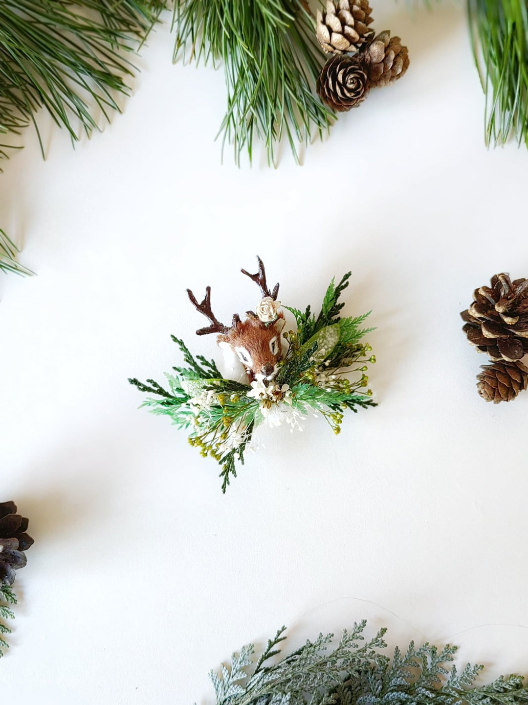 Deer Christmas Brooch: Handmade Winter Coat Jewelry – handmade floral hair accessory by magaela