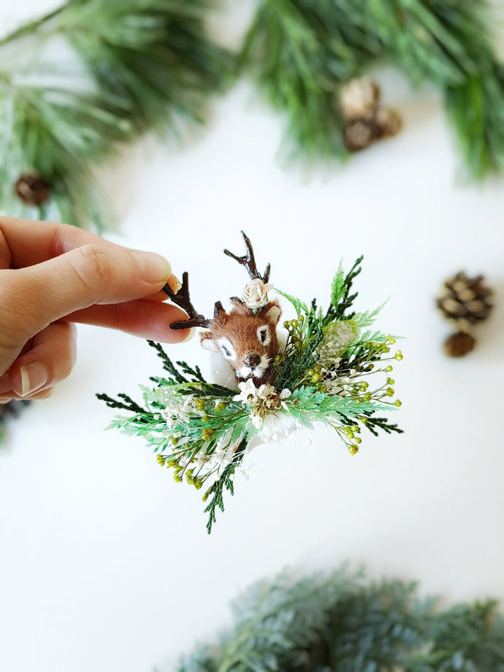 Deer Christmas Brooch: Handmade Winter Coat Jewelry – handmade floral hair accessory by magaela