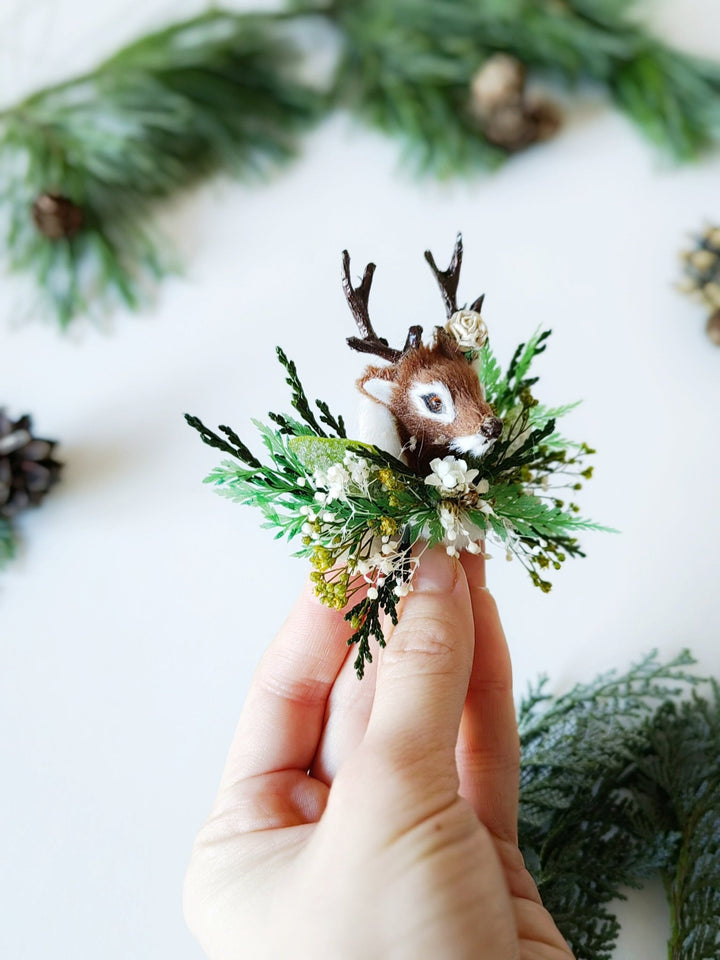 Deer Christmas Brooch: Handmade Winter Coat Jewelry – handmade floral hair accessory by magaela