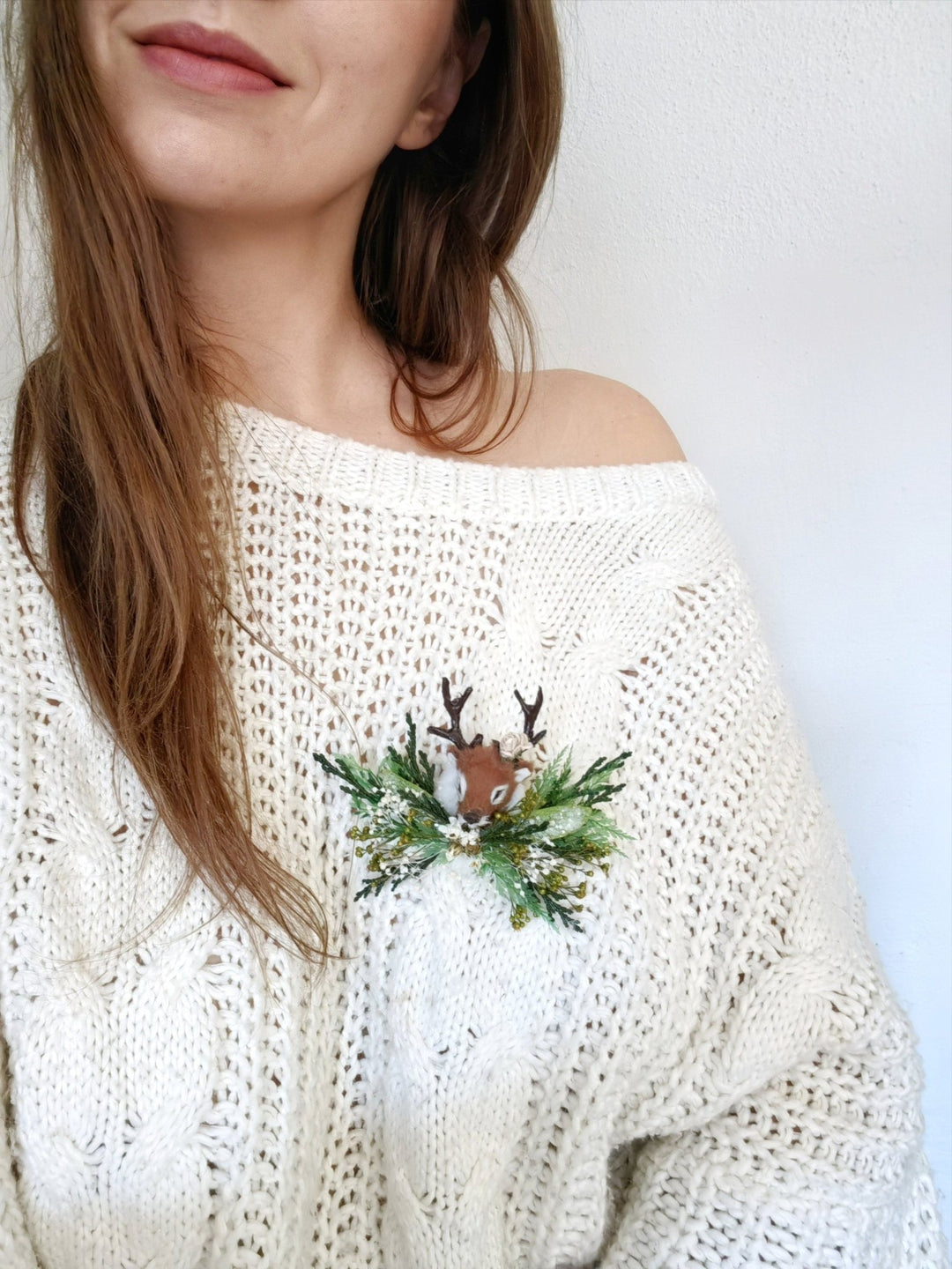 Deer Christmas Brooch: Handmade Winter Coat Jewelry – handmade floral hair accessory by magaela