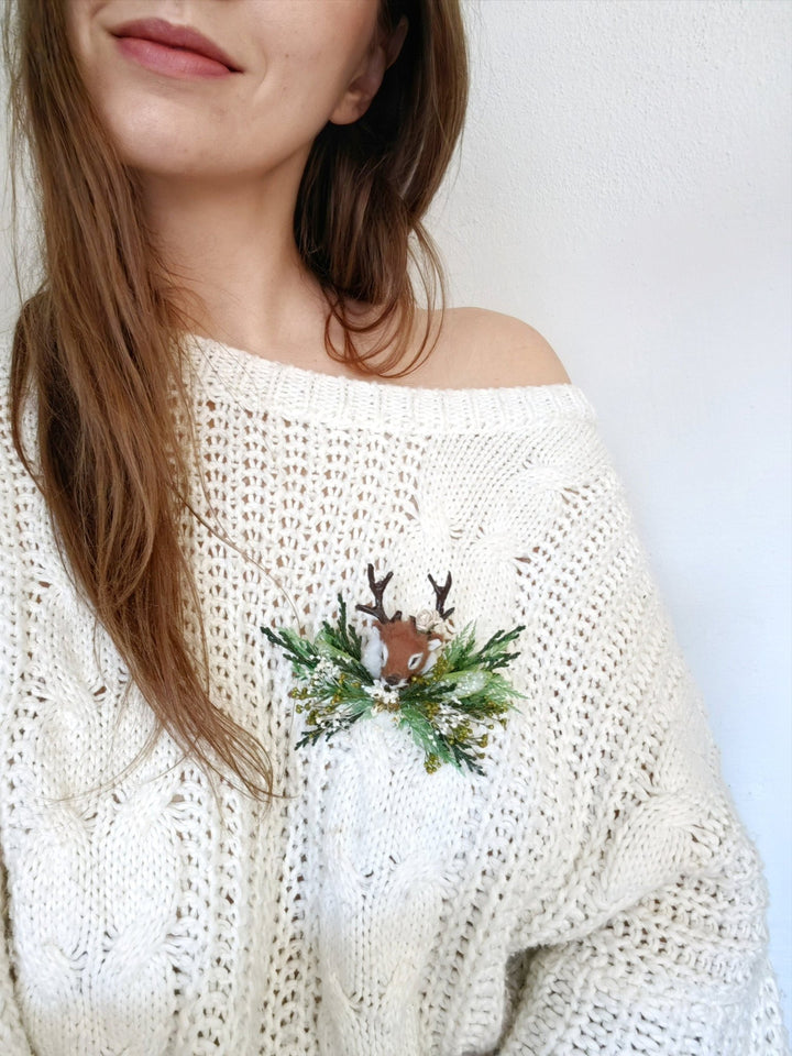 Deer Christmas Brooch: Handmade Winter Coat Jewelry – handmade floral hair accessory by magaela