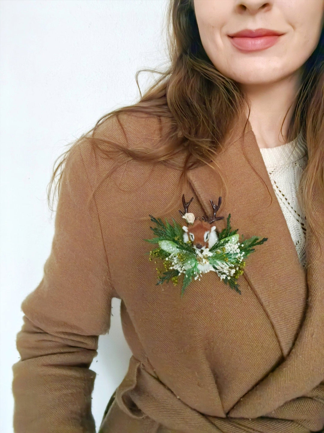 Deer Christmas Brooch: Handmade Winter Coat Jewelry – handmade floral hair accessory by magaela