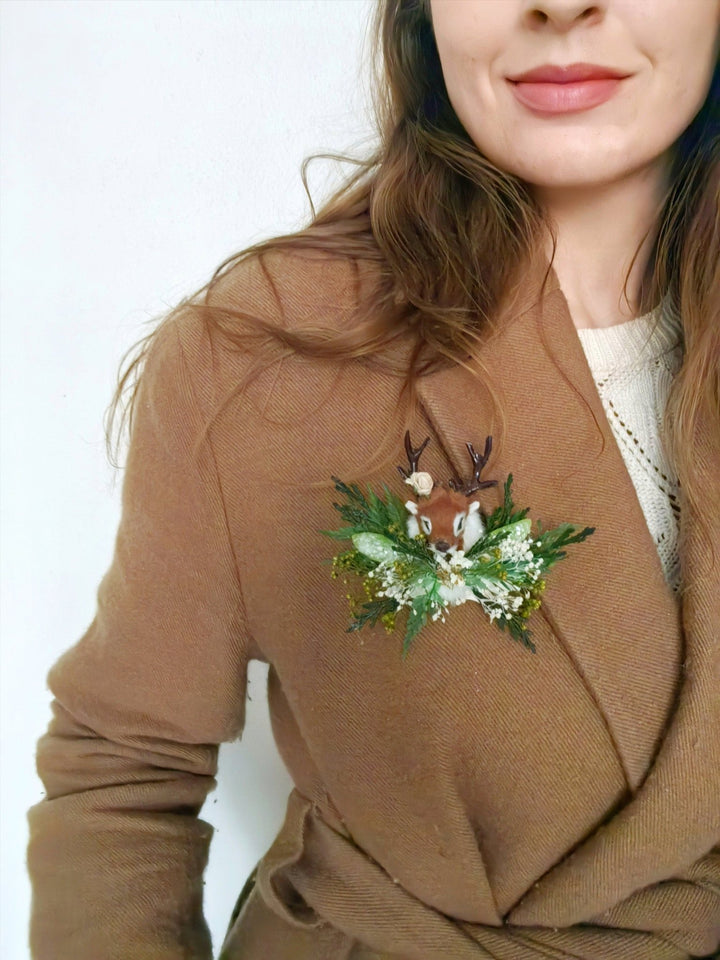 Deer Christmas Brooch: Handmade Winter Coat Jewelry – handmade floral hair accessory by magaela