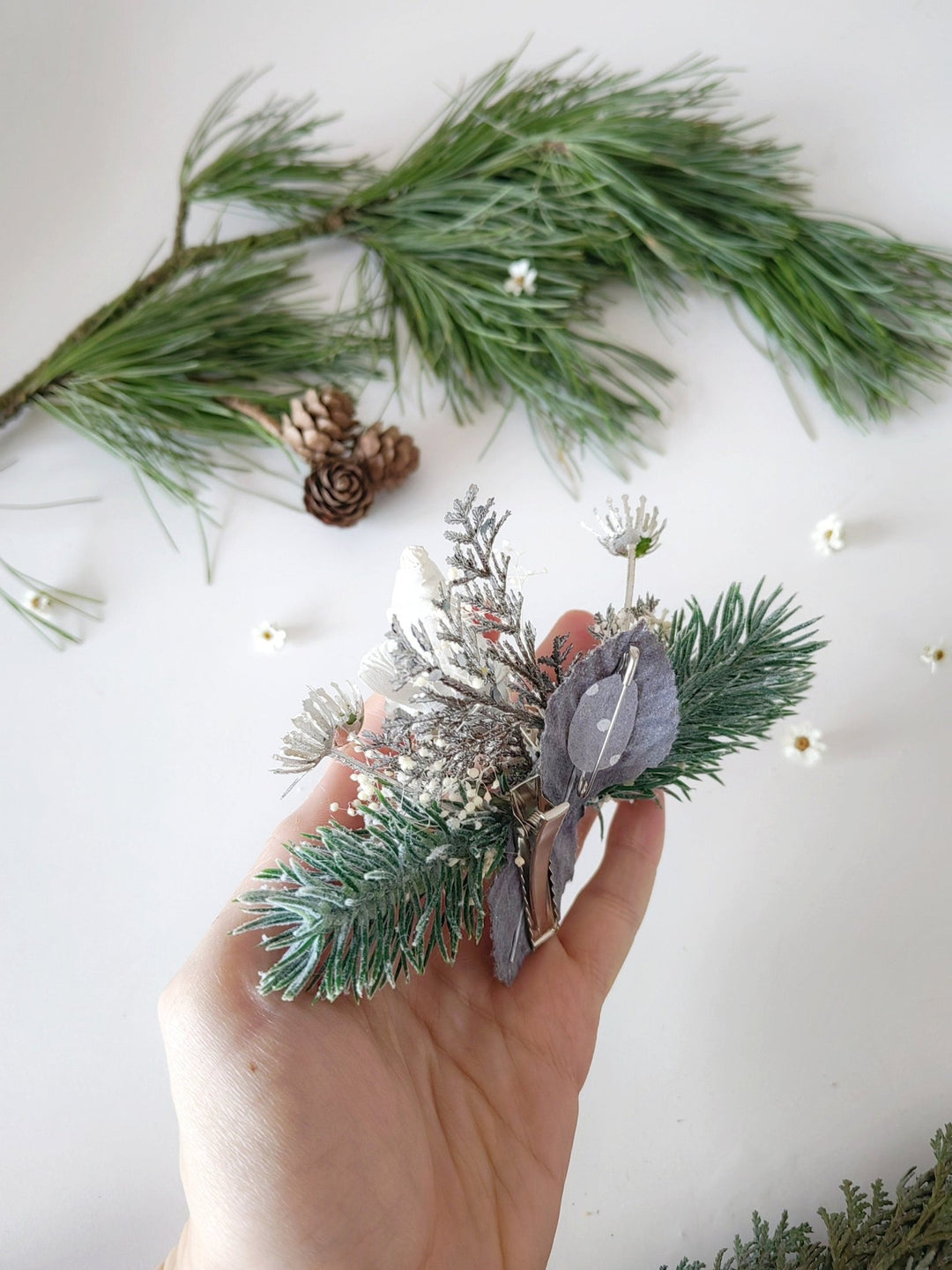 Winter Bird Brooch: Christmas Tree Decoration, Vintage Design – handmade floral hair accessory by magaela