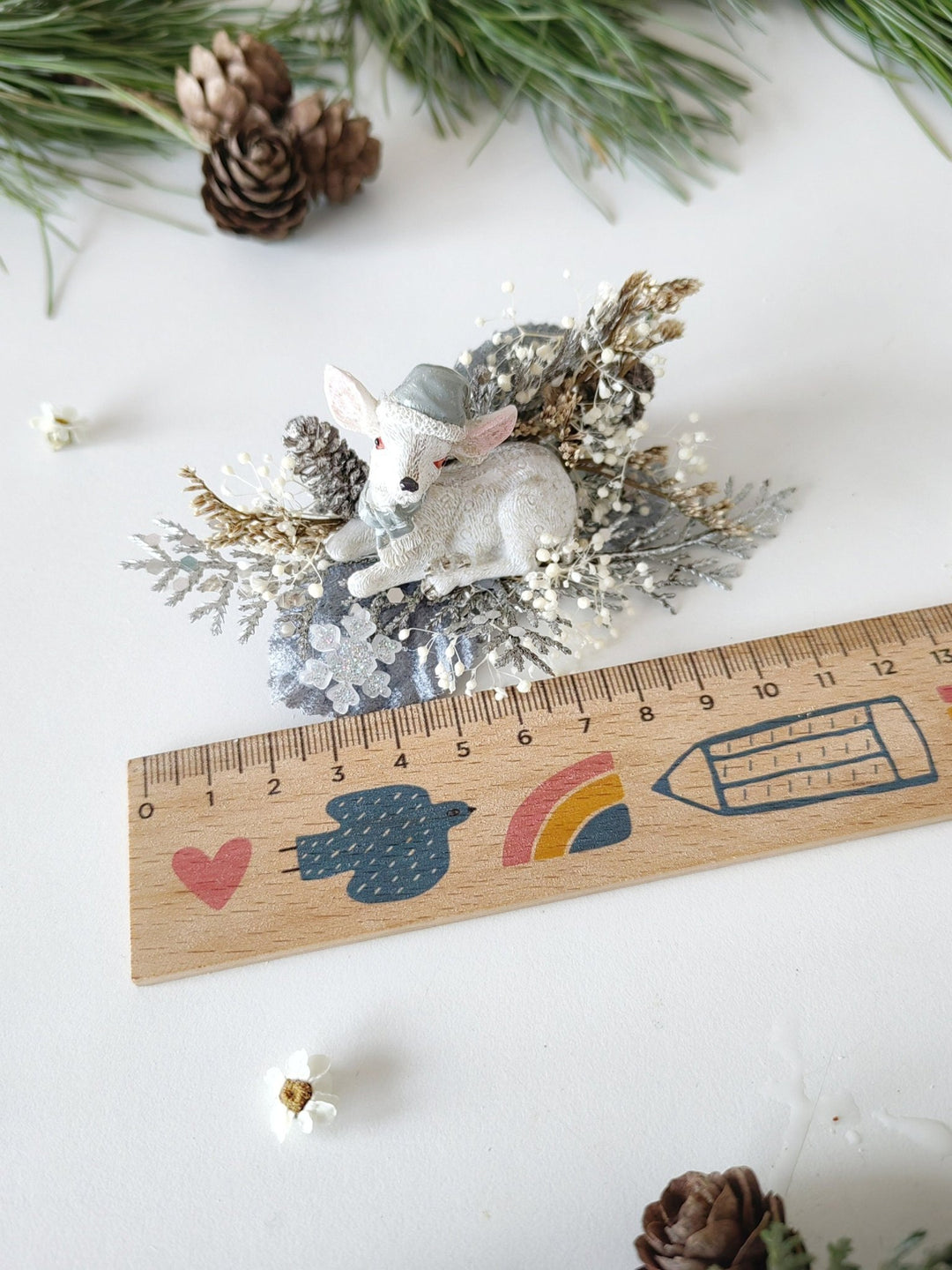 Winter Fawn Brooch: Christmas Tree Decoration, Vintage Design – handmade floral hair accessory by magaela