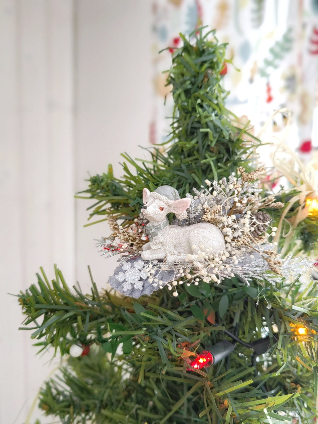 Winter Fawn Brooch: Christmas Tree Decoration, Vintage Design – handmade floral hair accessory by magaela