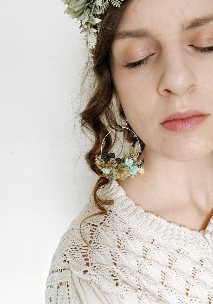 Green Flower Circle Earrings: Boho Wedding Jewelry – handmade floral hair accessory by magaela