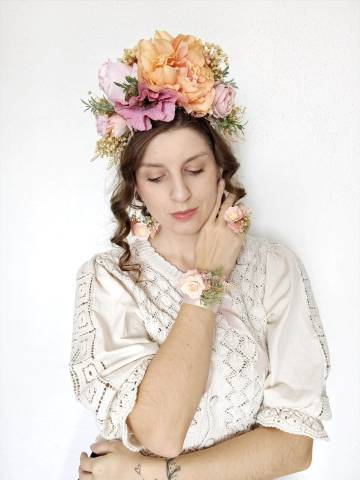 Peach Fuzz Flower Bracelet: Romantic Wedding Wrist Corsage – handmade floral hair accessory by magaela