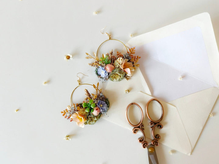 Colorful Flower Circle Earrings: Boho Wedding Jewelry – handmade floral hair accessory by magaela